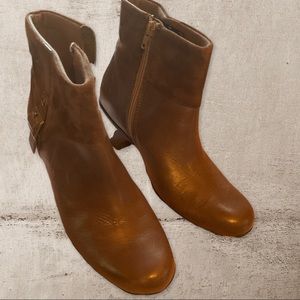 SALE! Clarks Brown Ankle Boots Excellent Condition